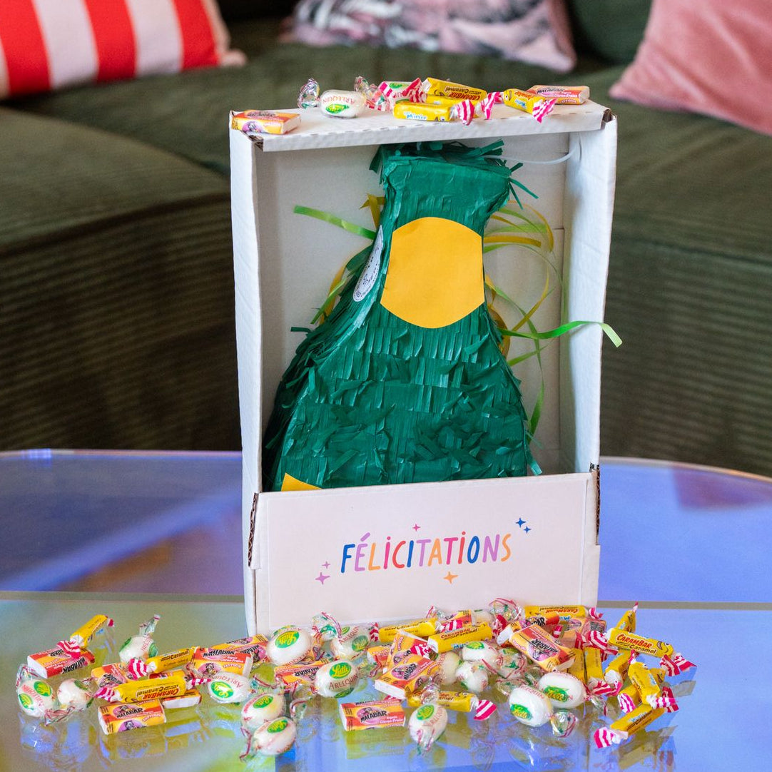 Piñata champagne en forme de bouteille avec bonbons colorés