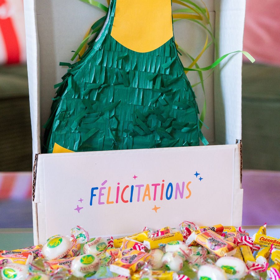 Piñata champagne avec bonbons, vue latérale, détails festifs.