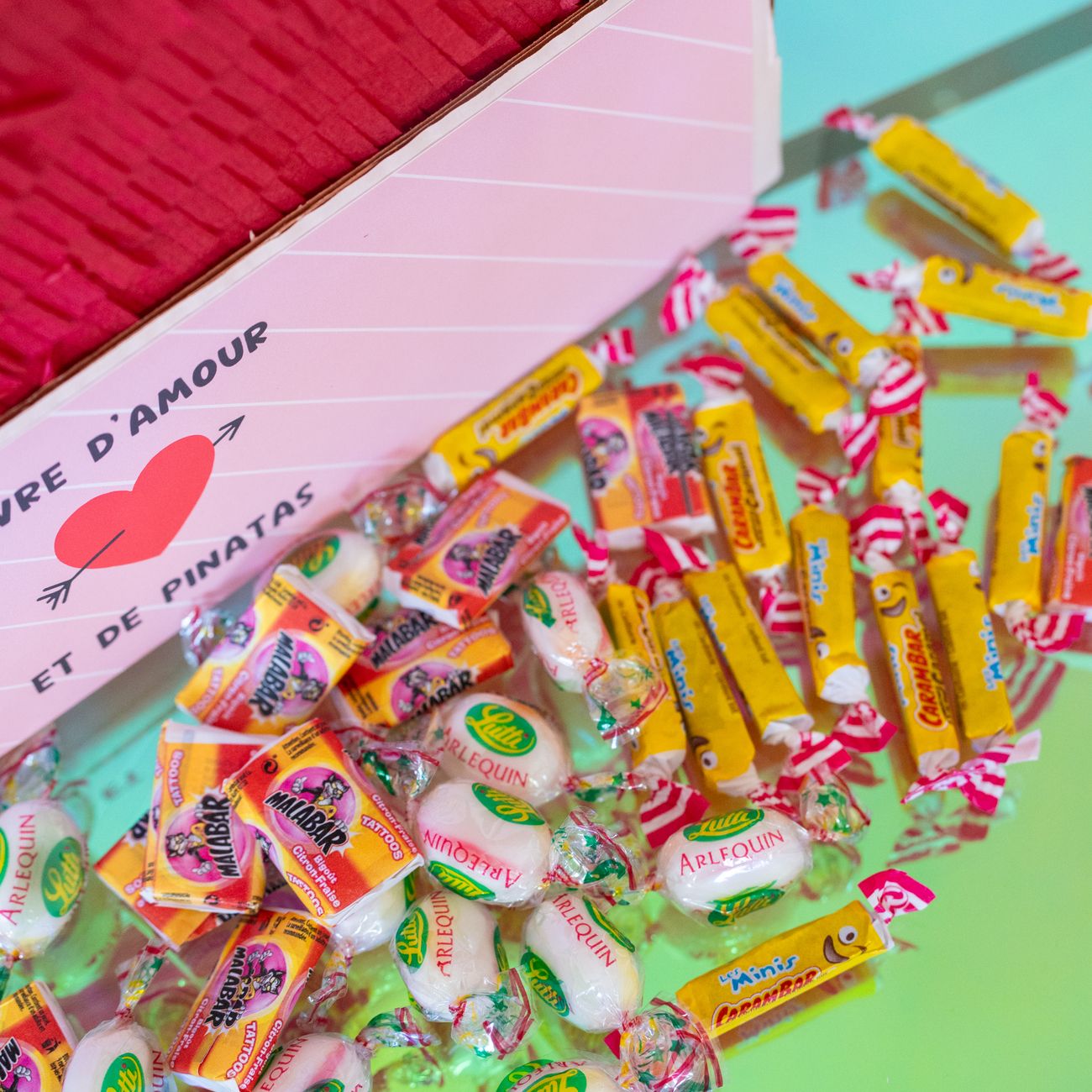 Piñata en forme de cœur remplie de bonbons colorés