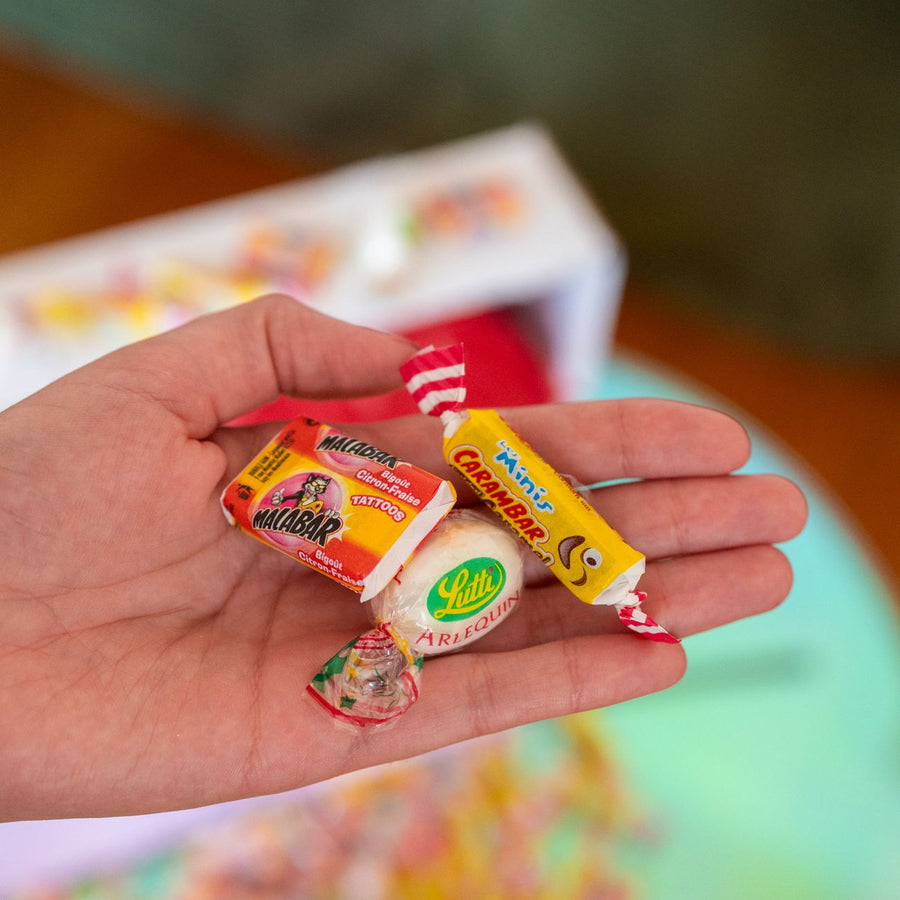 Piñata en forme de cœur avec bonbons colorés à l'intérieur.