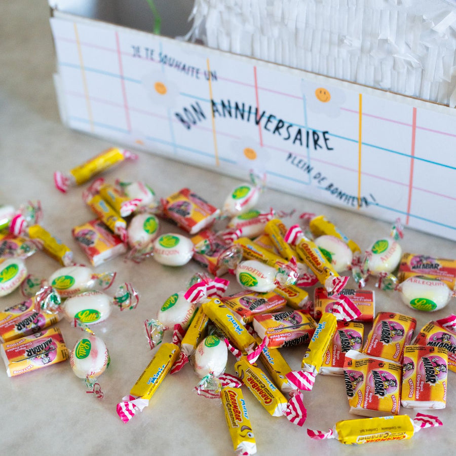 Piñata licorne colorée avec bonbons, vue de côté.