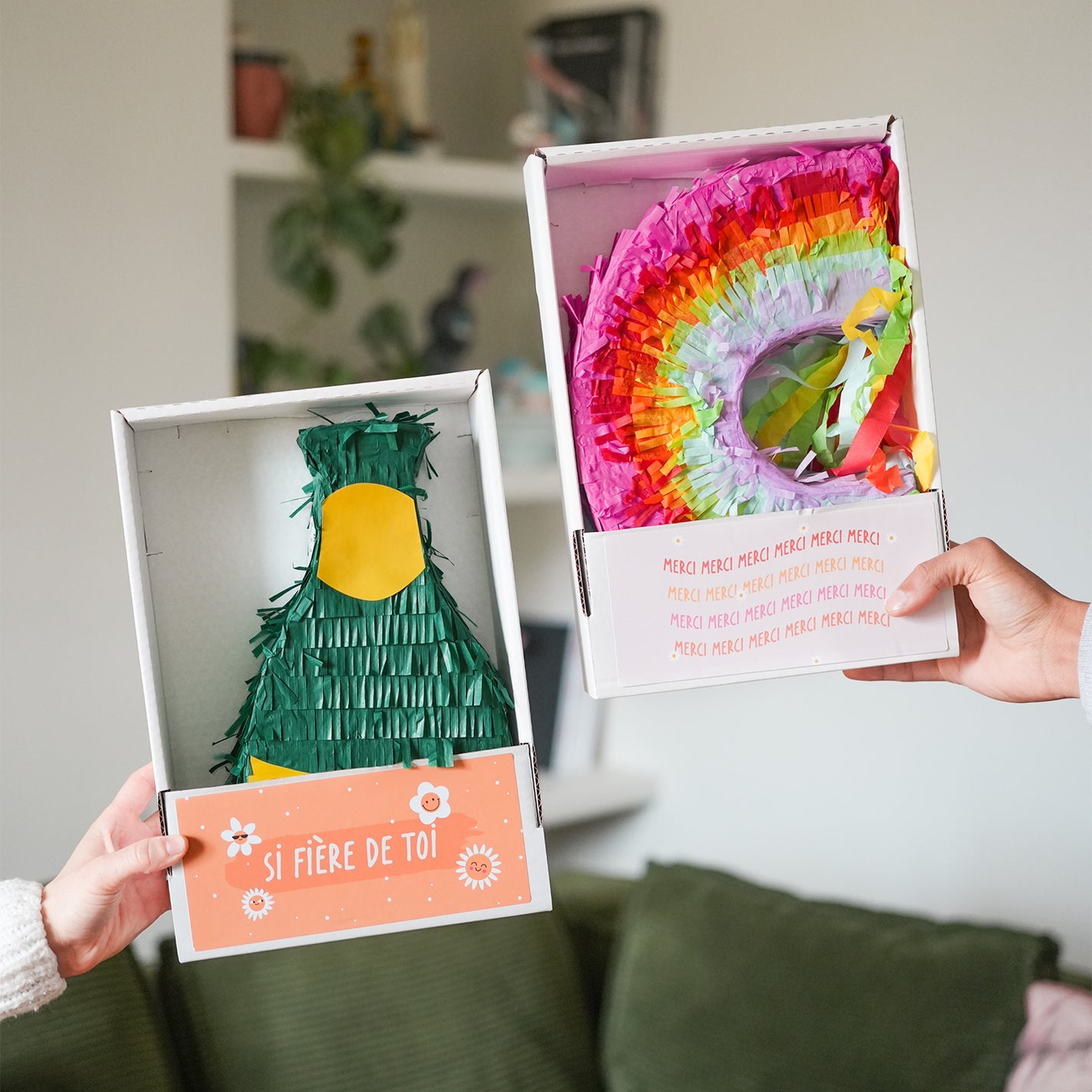 Piñata personnalisée avec des bonbons colorés à l'intérieur.