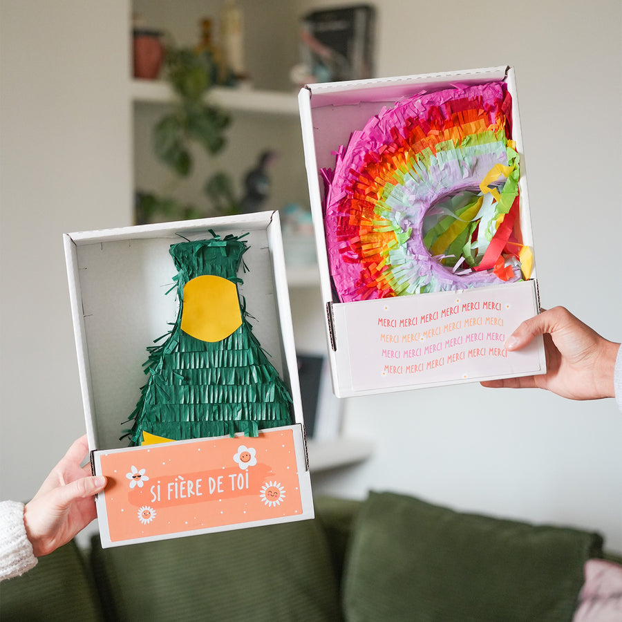 Piñata personnalisée avec des bonbons colorés à l'intérieur.