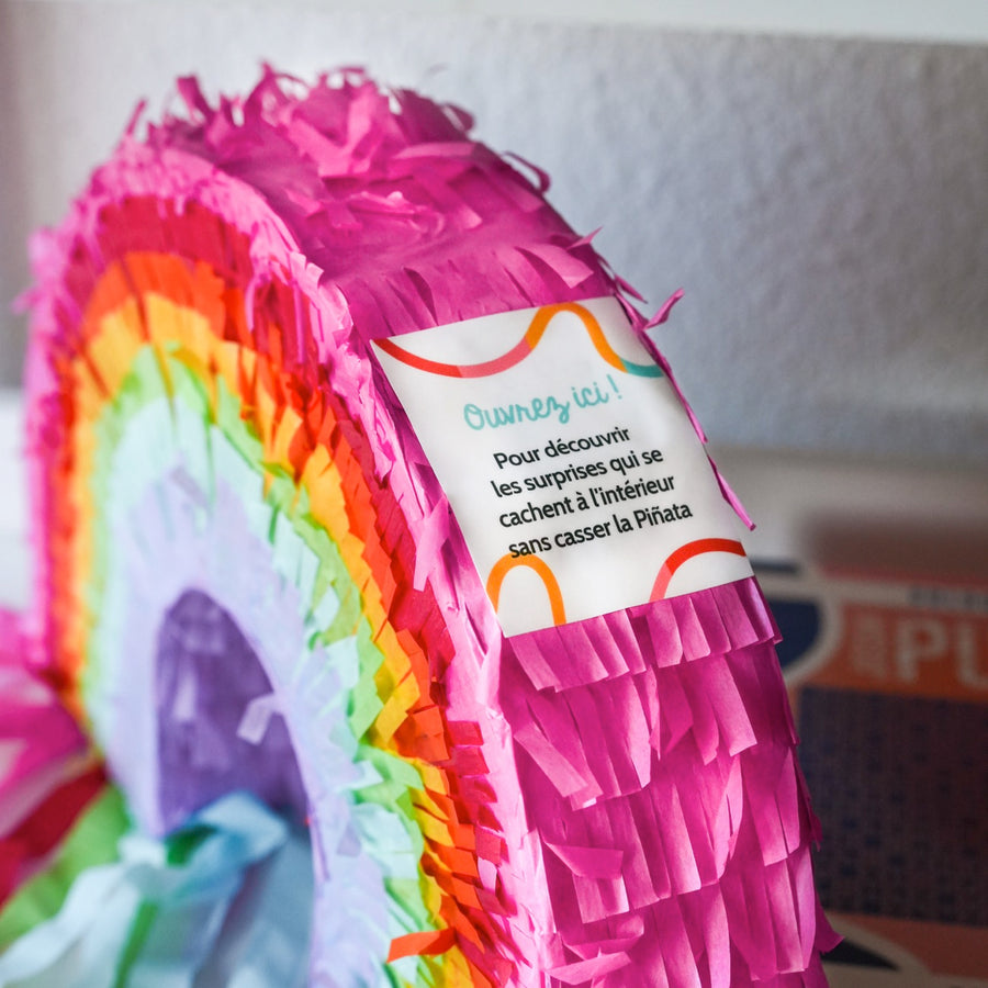 Piñata personnalisée avec des bonbons colorés en détail.