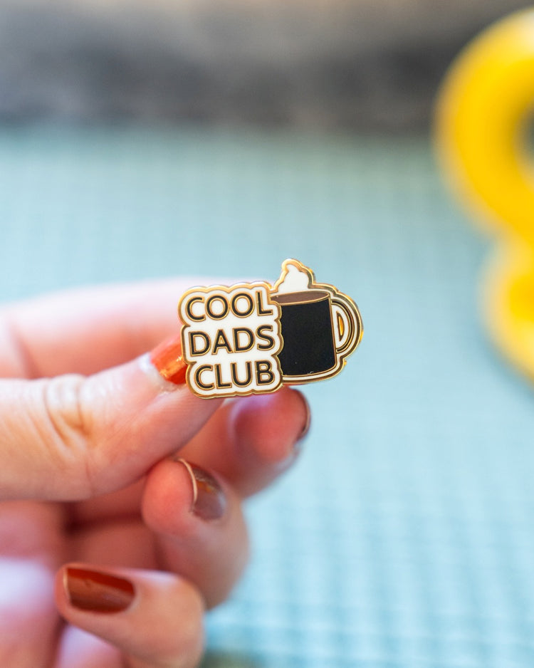 Pin's 'Cool Dads Club' avec tasse de café stylisée