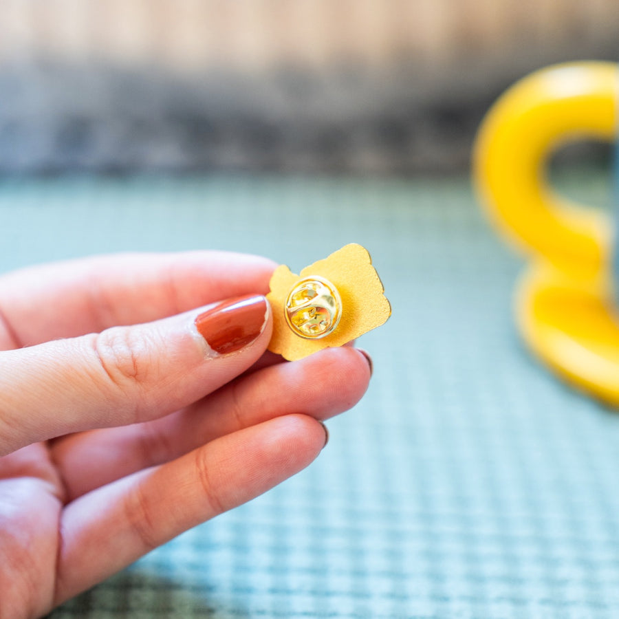 Pin's 'Cool Dads Club' avec tasse de café stylisée