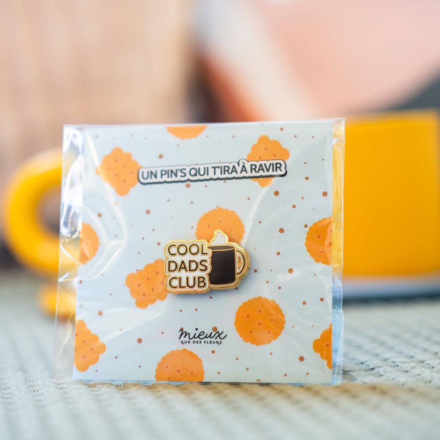 Pin's 'Cool Dads Club' avec tasse de café stylisée
