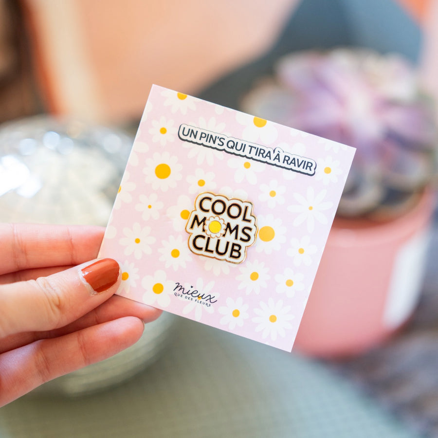 Pin's 'Cool Moms Club' sur fond blanc, design coloré et amusant.