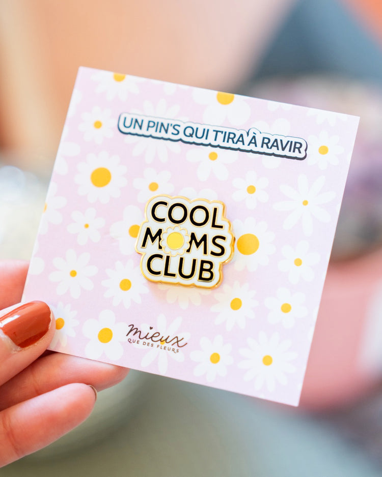 Pin's 'Cool Moms Club' sur fond clair, design coloré et amusant.