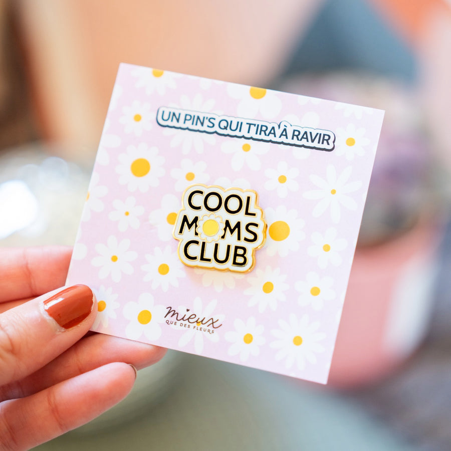 Pin's 'Cool Moms Club' sur fond clair, design coloré et amusant.