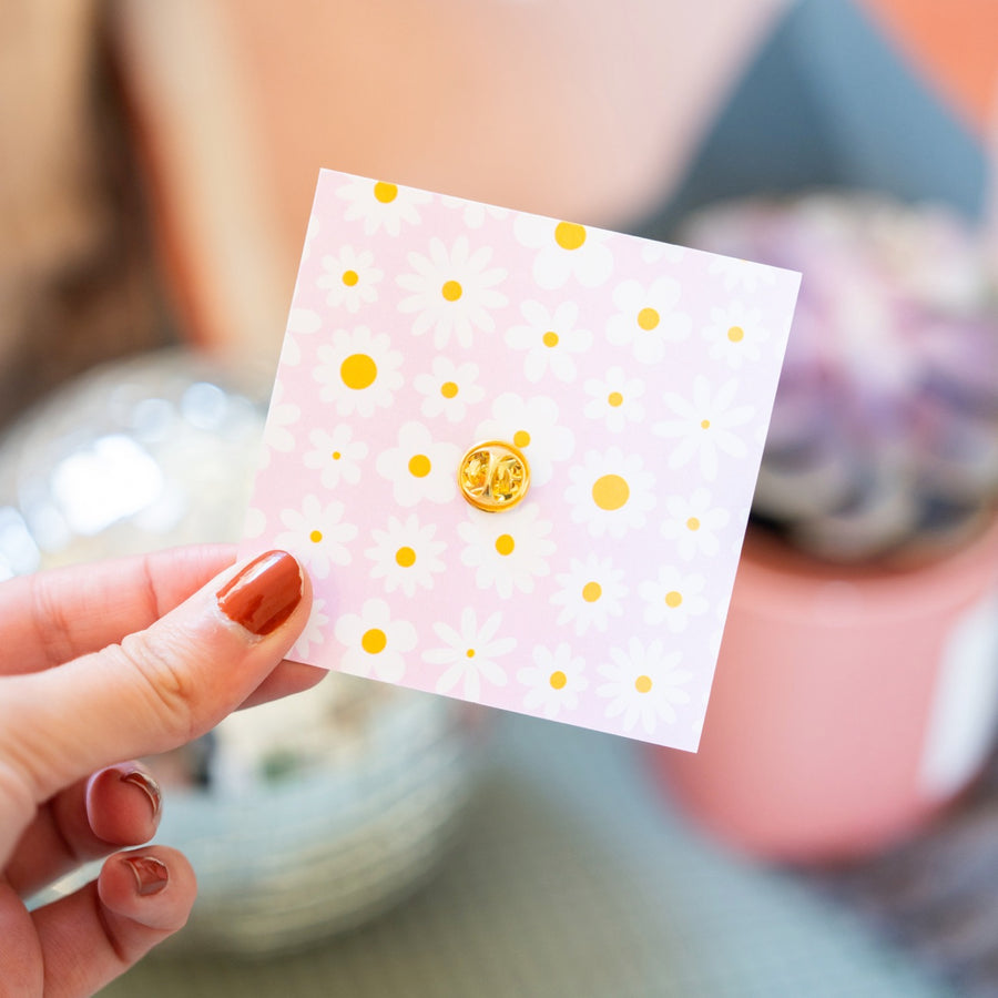 Pin's 'Cool Moms Club' sur fond blanc, design coloré et amusant.