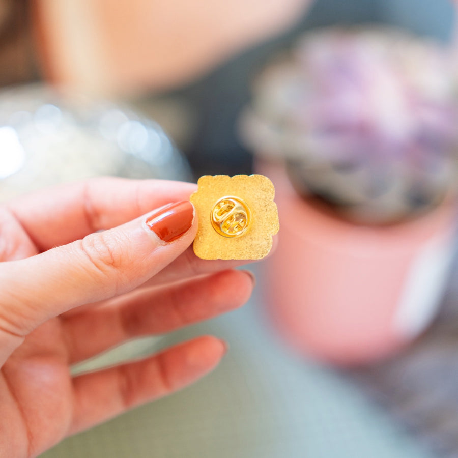 Pin's 'Cool Moms Club' sur fond blanc, design coloré et amusant.