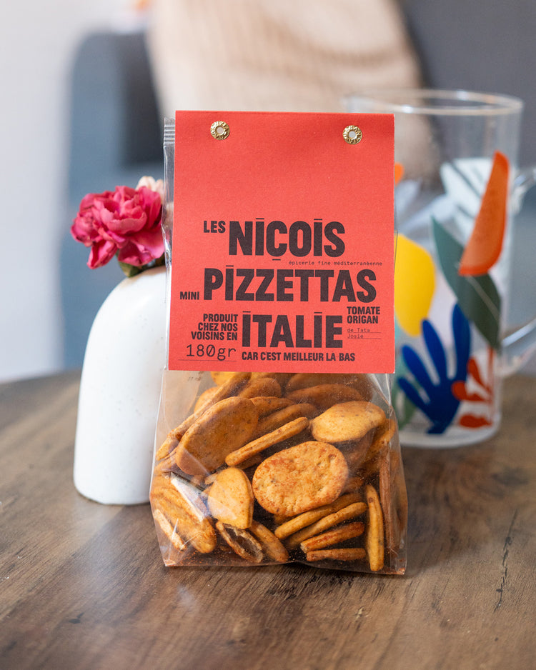 Mini pizzettas croustillantes avec garniture tomate et origan