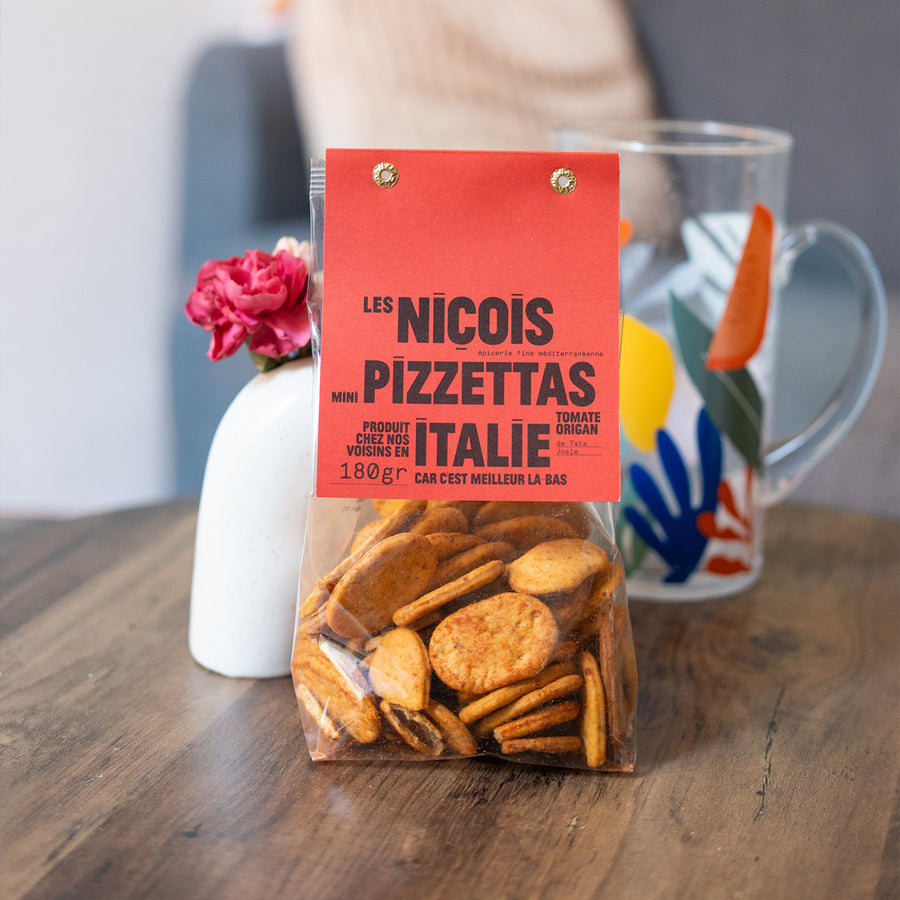 Mini pizzettas croustillantes avec garniture tomate et origan