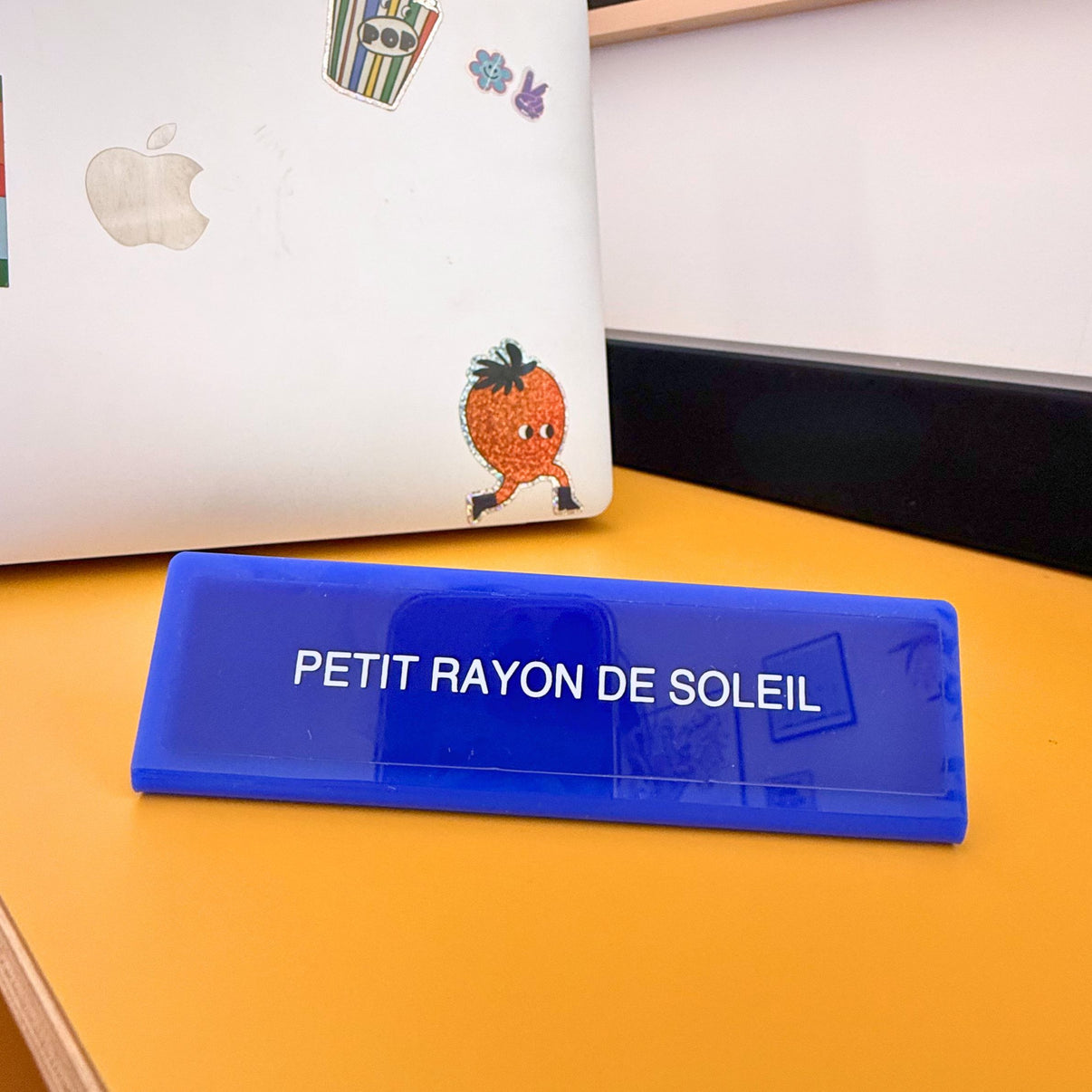 Plaque de bureau avec un design ensoleillé et joyeux