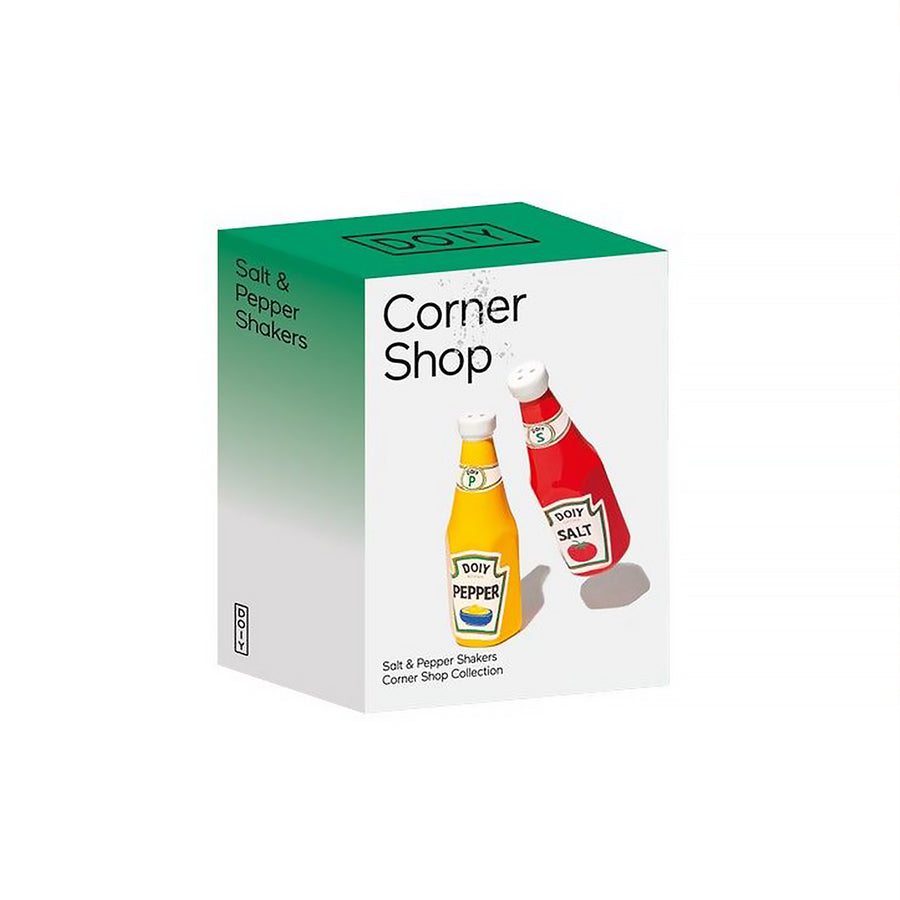 Salière et poivrière en forme de bouteilles de sauces vintage.