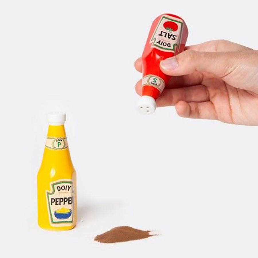 Salière et poivrière en forme de bouteilles de sauces vintage.