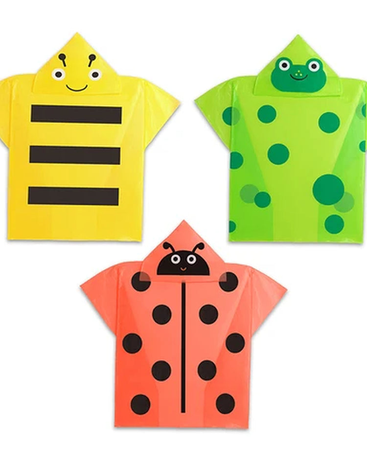 Poncho de pluie avec motif animalier, porté en extérieur