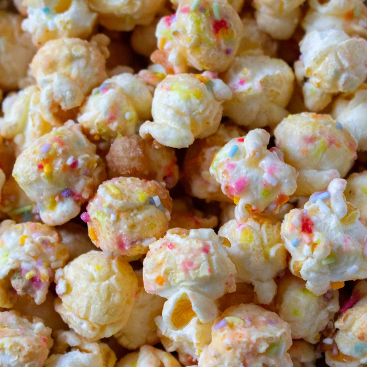 Popcorn au goût de gâteau d'anniversaire avec vermicelles colorés