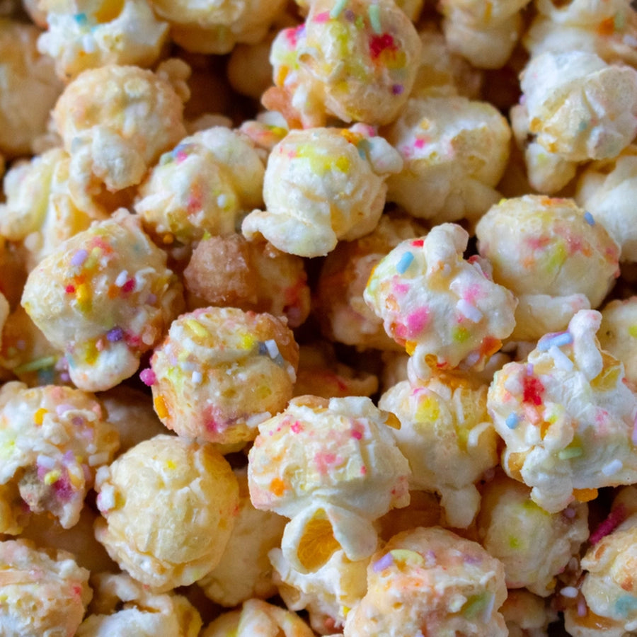 Popcorn au goût de gâteau d'anniversaire avec vermicelles colorés