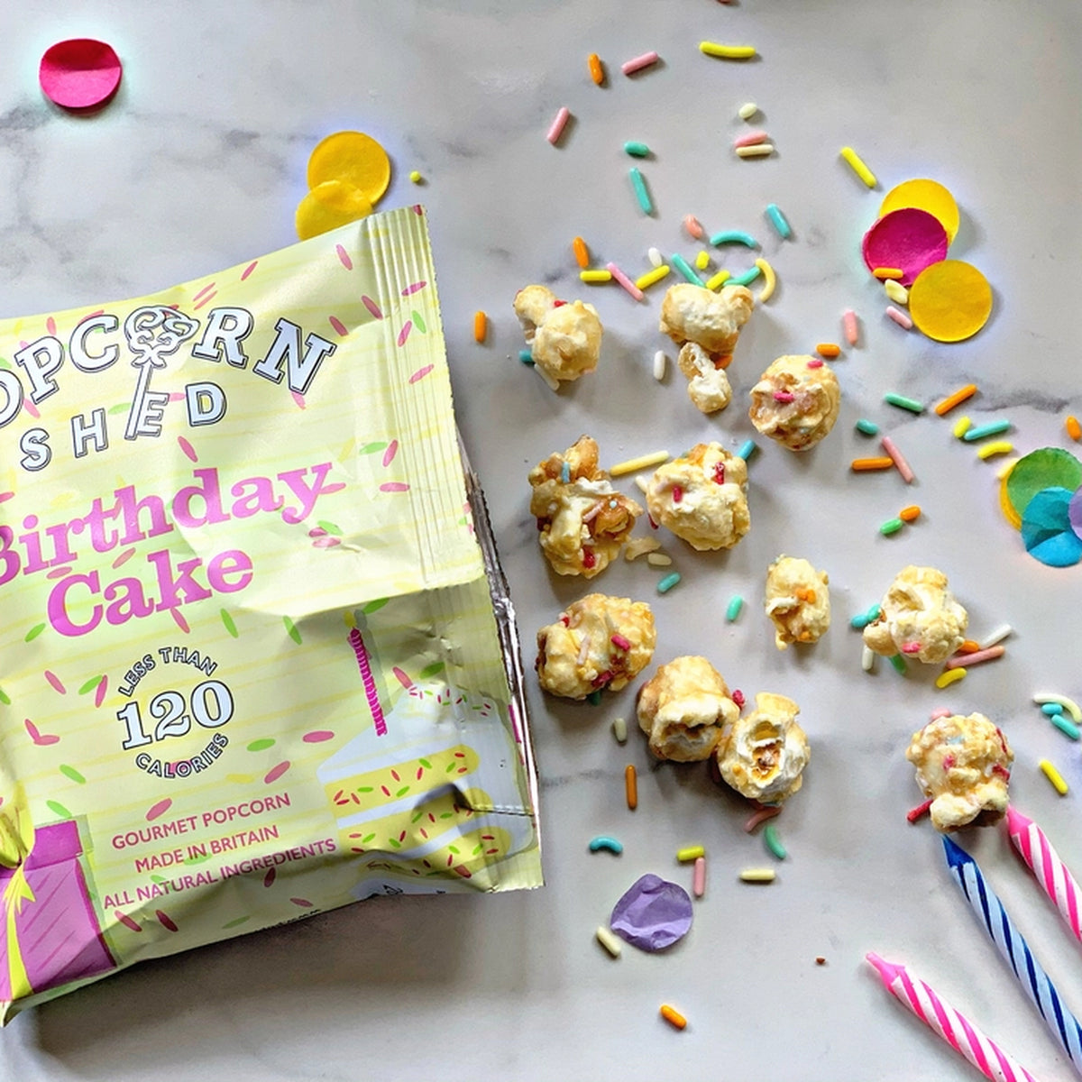 Popcorn au goût de gâteau d'anniversaire avec vermicelles colorés