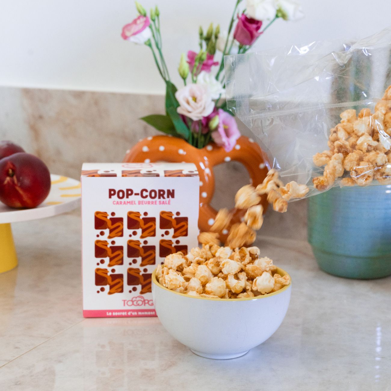 Pop-corn au caramel beurre salé en gros plan, texture croustillante.