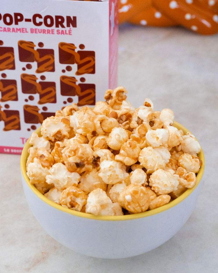 Pop-corn au caramel beurre salé en gros plan, texture croustillante.