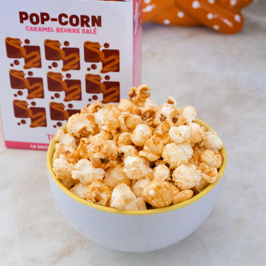 Pop-corn au caramel beurre salé en gros plan, texture croustillante.