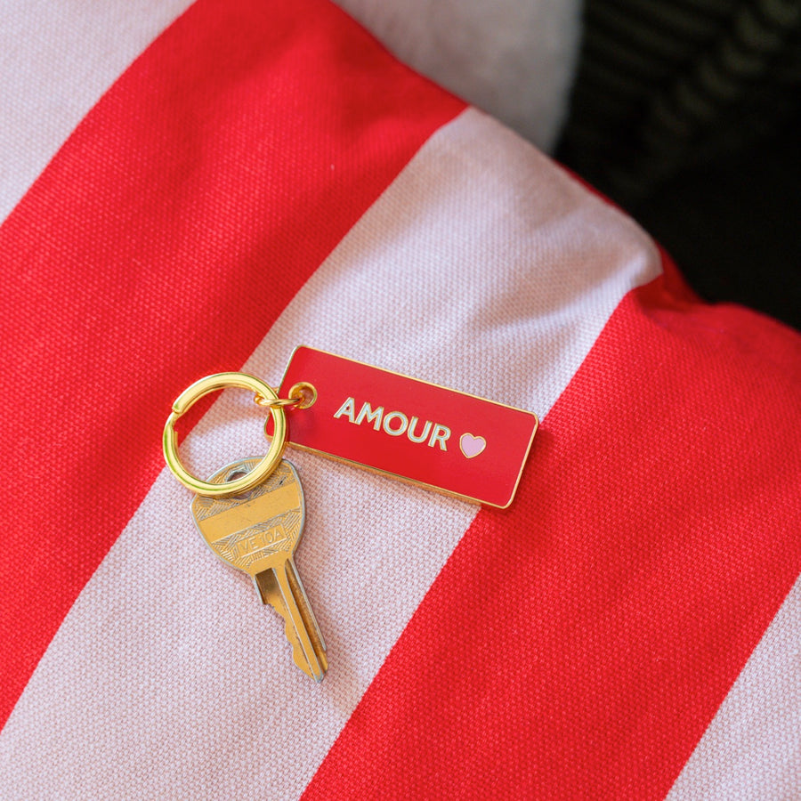 Porte-clé en forme de cœur avec un design élégant.
