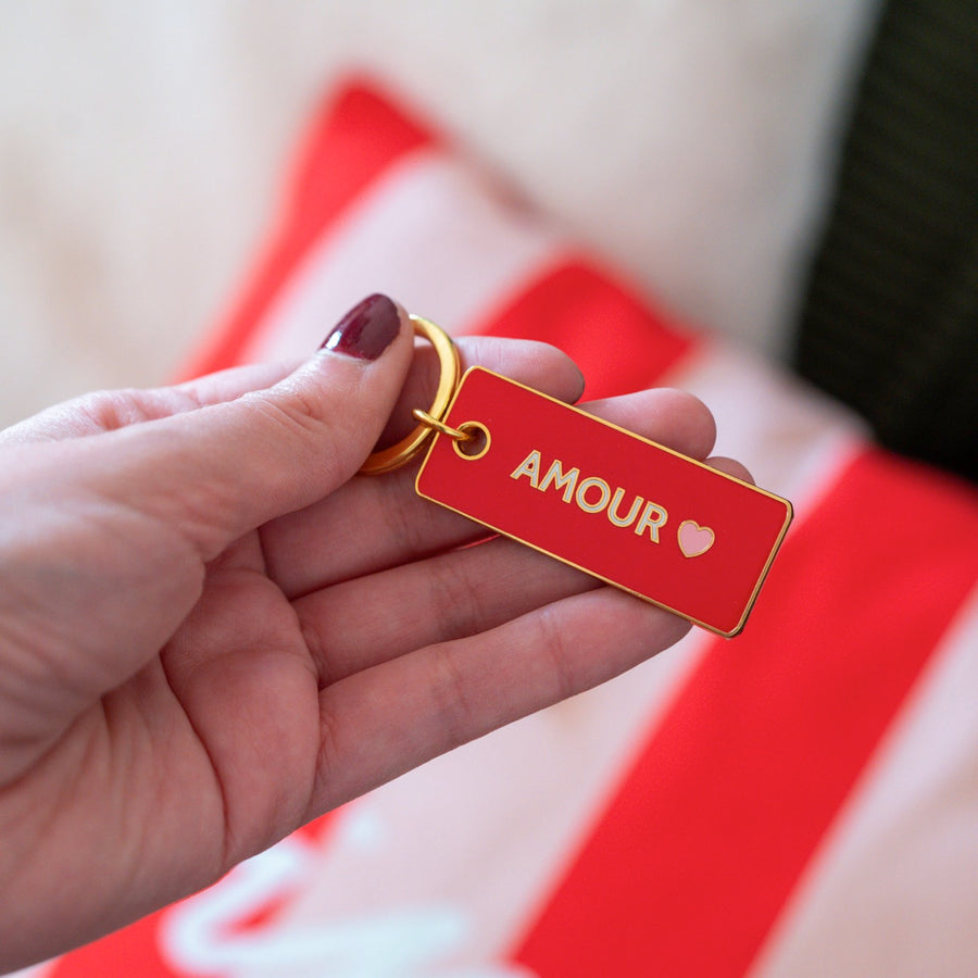 Porte-clé en forme de cœur avec un design élégant.