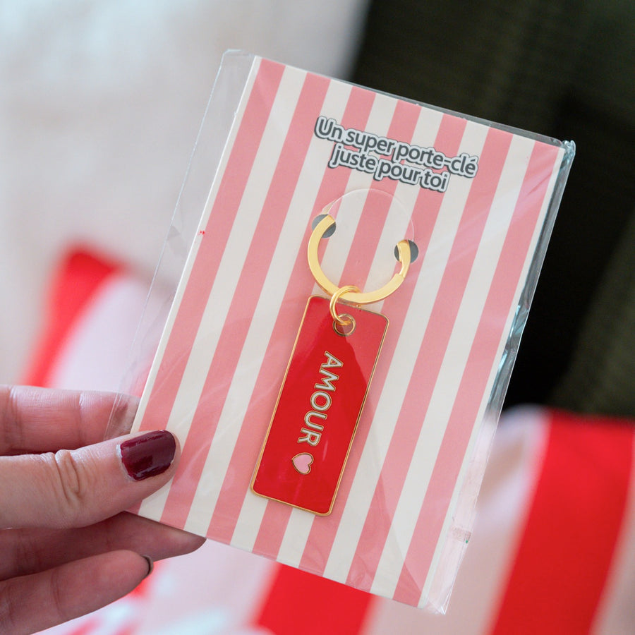 Porte-clé en forme de cœur avec un design élégant.