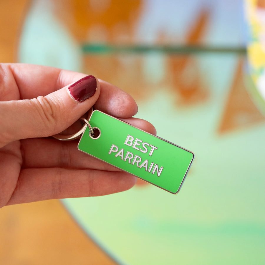 Porte-clé Best Parrain avec motif humoristique en gros plan.
