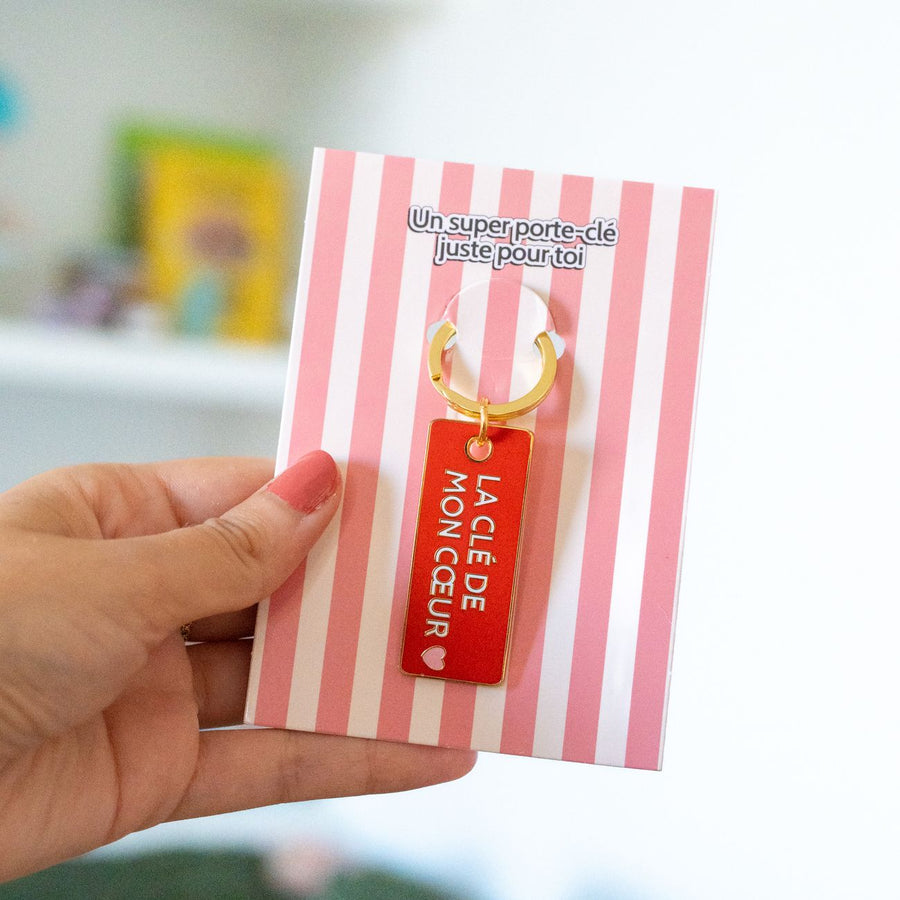 Porte-clés en forme de cœur avec inscription romantique.