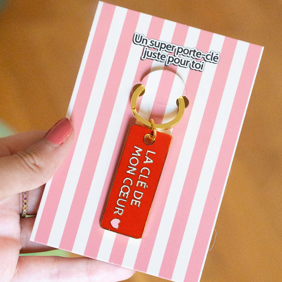 Porte-clé en forme de cœur avec inscription romantique.