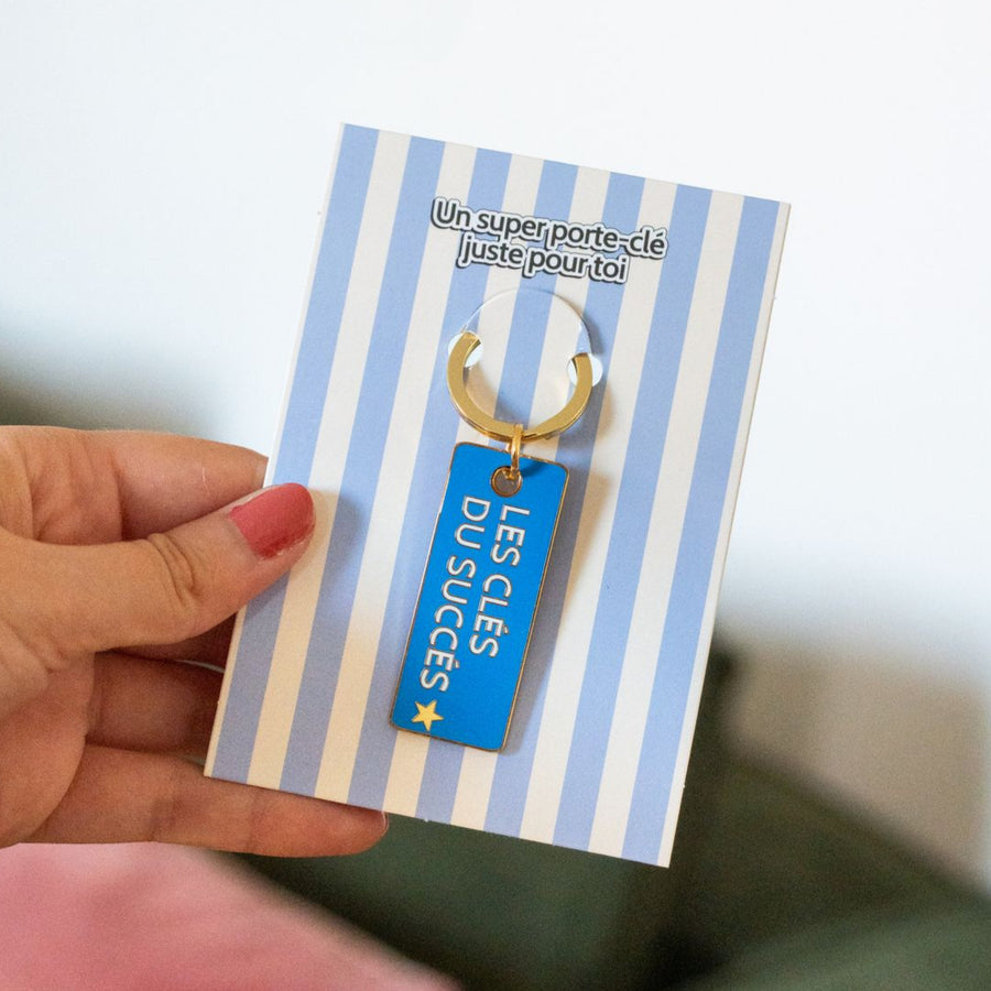 Porte-clé en métal avec inscription inspirante en gros plan.