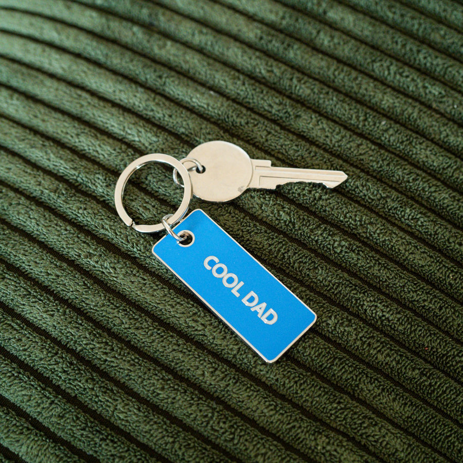 Porte-clé 'Cool Dad' avec inscription humoristique en gros plan.