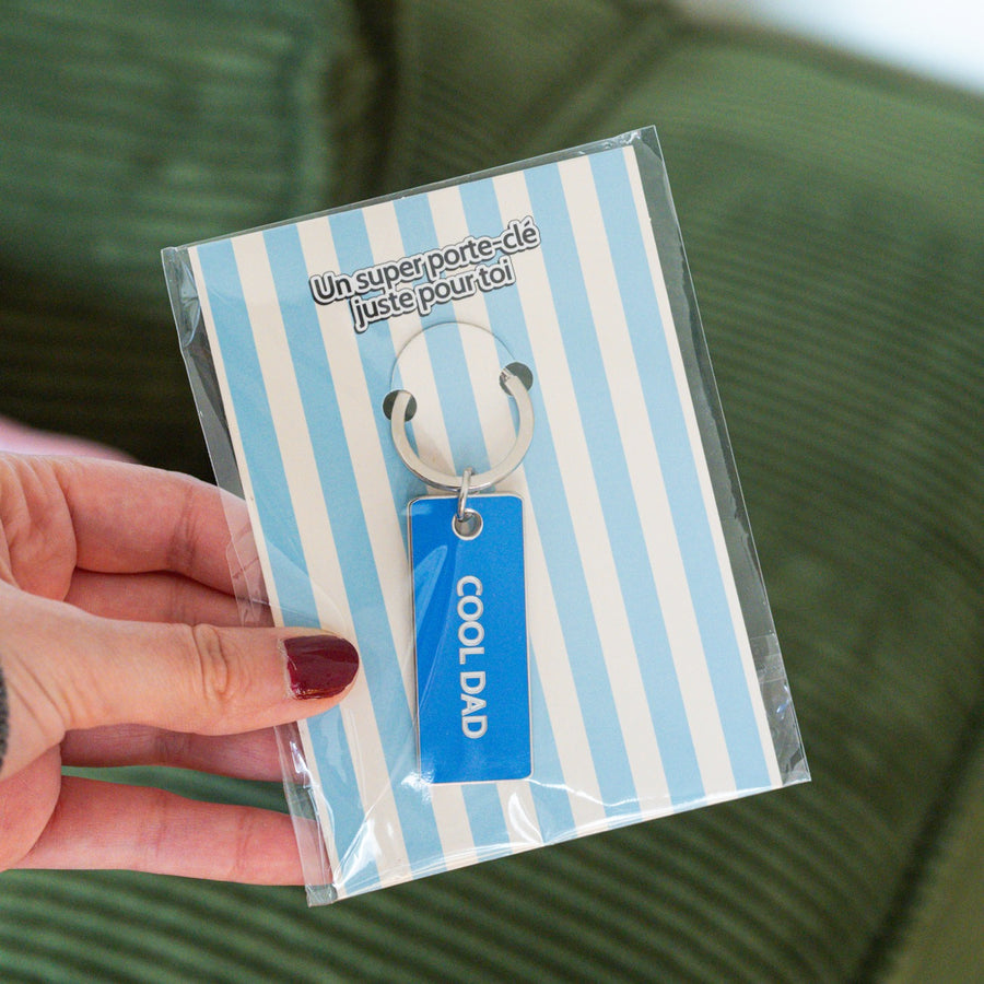 Porte-clé 'Cool Dad' avec inscription humoristique en gros plan.