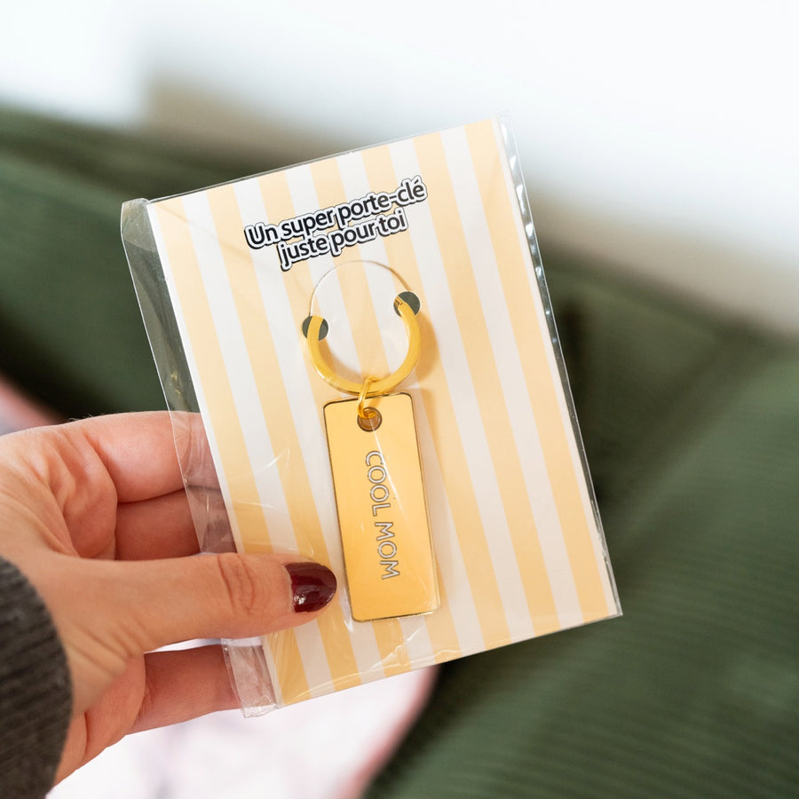Porte-clé 'Cool Mom' avec un design moderne et élégant.
