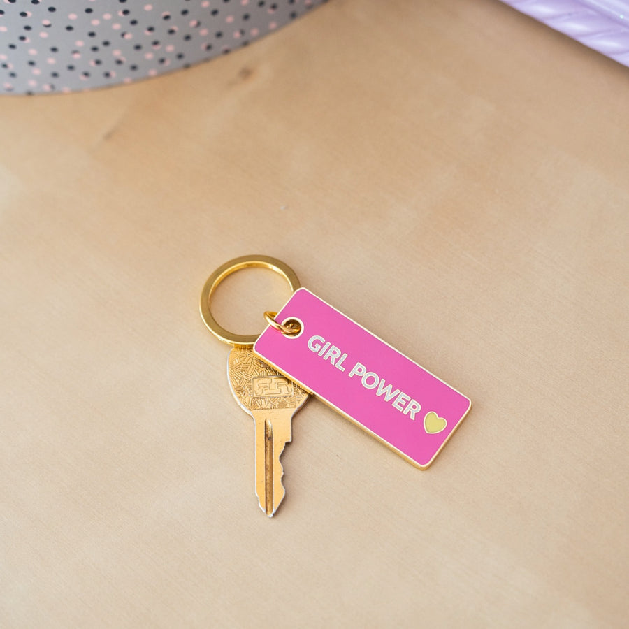 Porte-clé Girl Power avec cœur, vue de face sur fond neutre.
