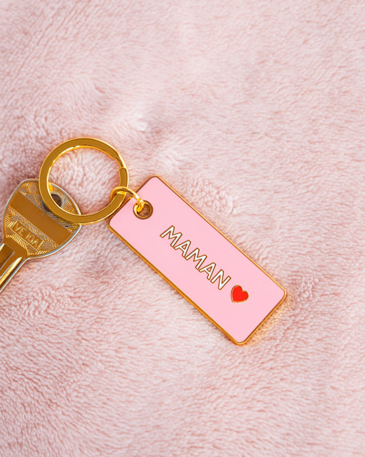 Porte-clé Maman ♥ avec cœur en relief sur fond neutre.