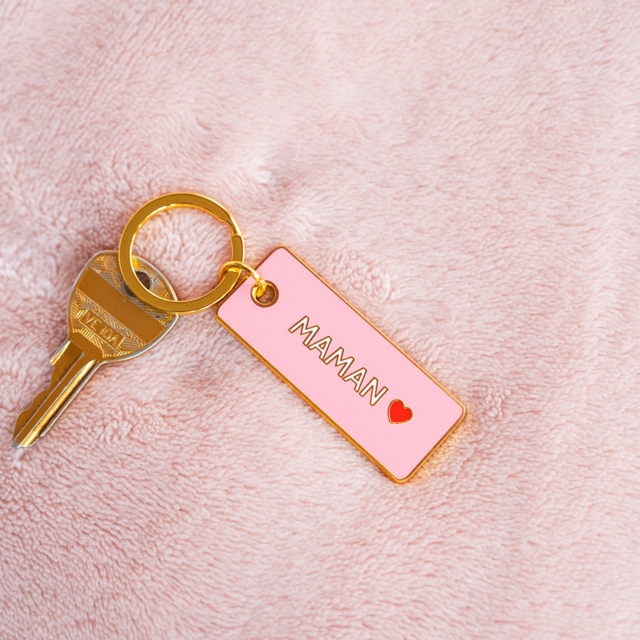 Porte-clé Maman ♥ avec cœur en relief sur fond neutre.