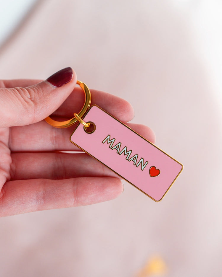 Porte-clé Maman ♥ avec cœur, vue de près sur le design