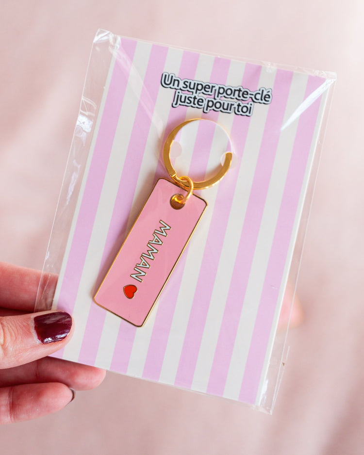 Porte-clé Maman ♥ avec cœur en relief sur fond neutre.