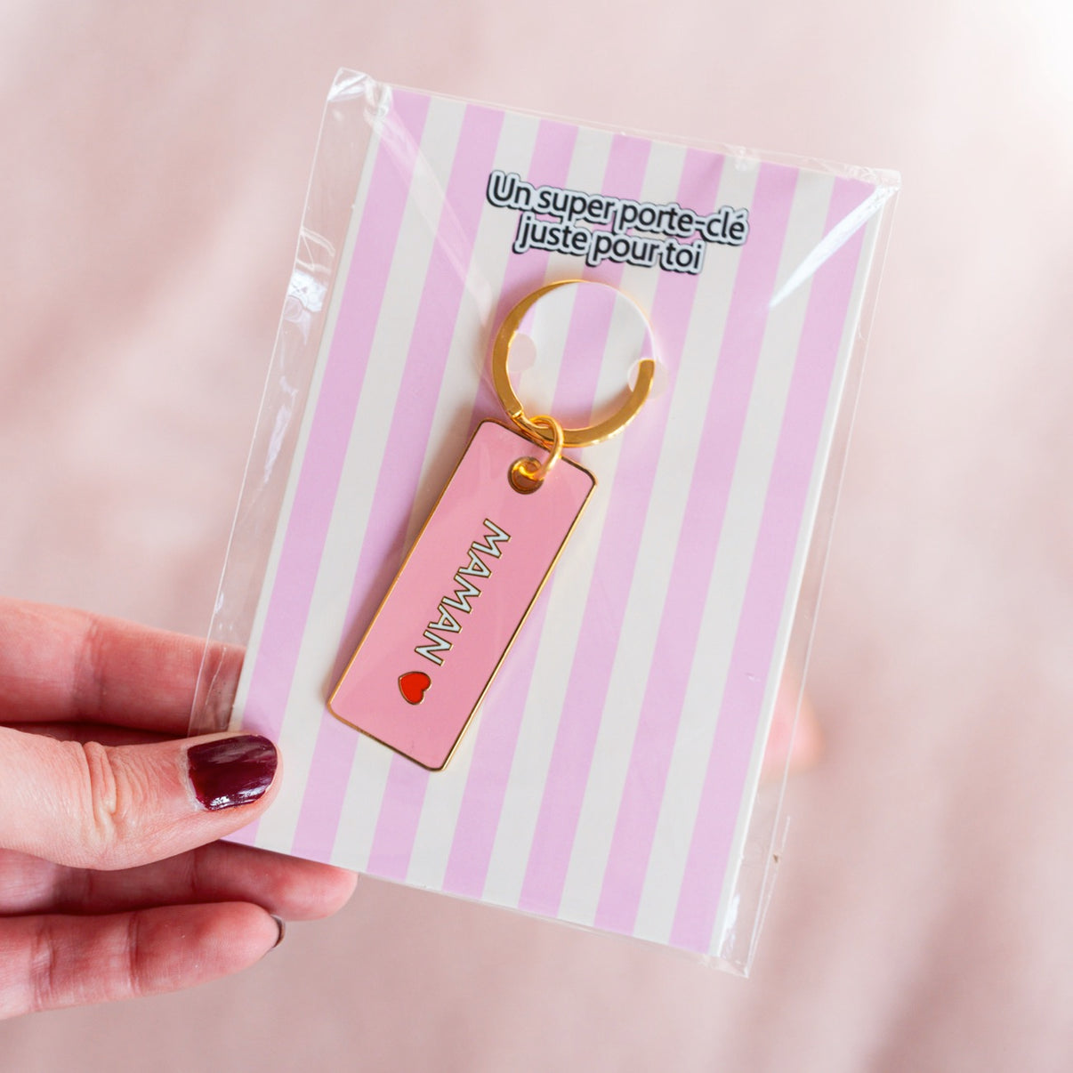 Porte-clé Maman ♥ avec cœur en relief sur fond neutre.