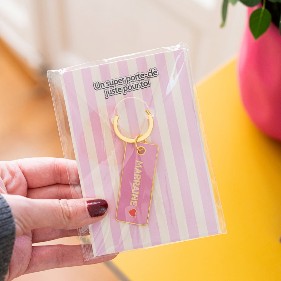 Porte-clé marraine avec cœur, vue de face sur fond clair.