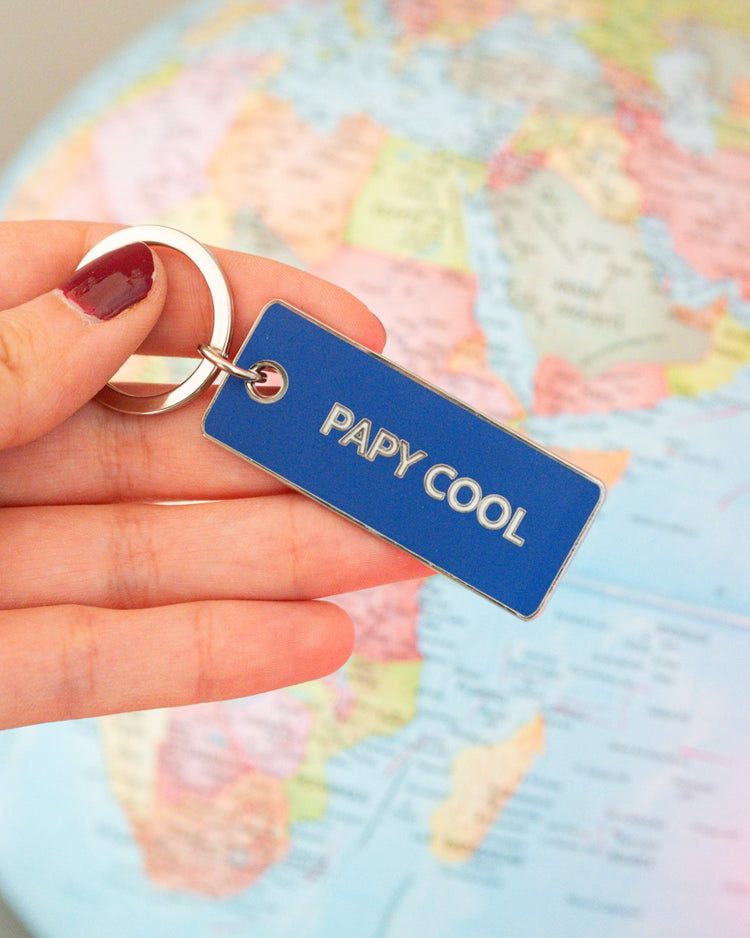 Porte-clé Papy Cool avec inscription humoristique en gros plan.