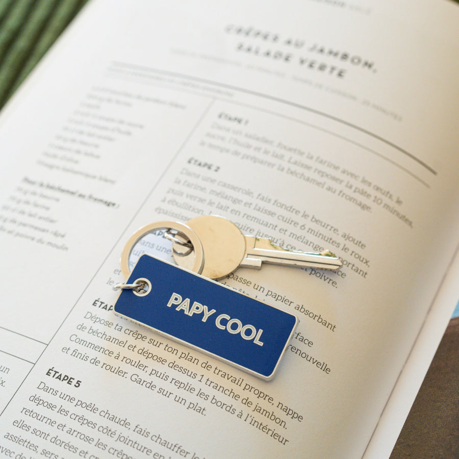 Porte-clé Papy Cool avec inscription humoristique en gros plan.