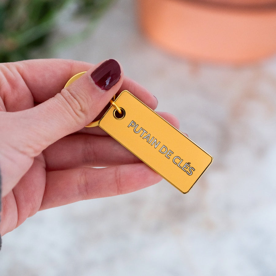 Porte-clé avec inscription humoristique sur fond blanc