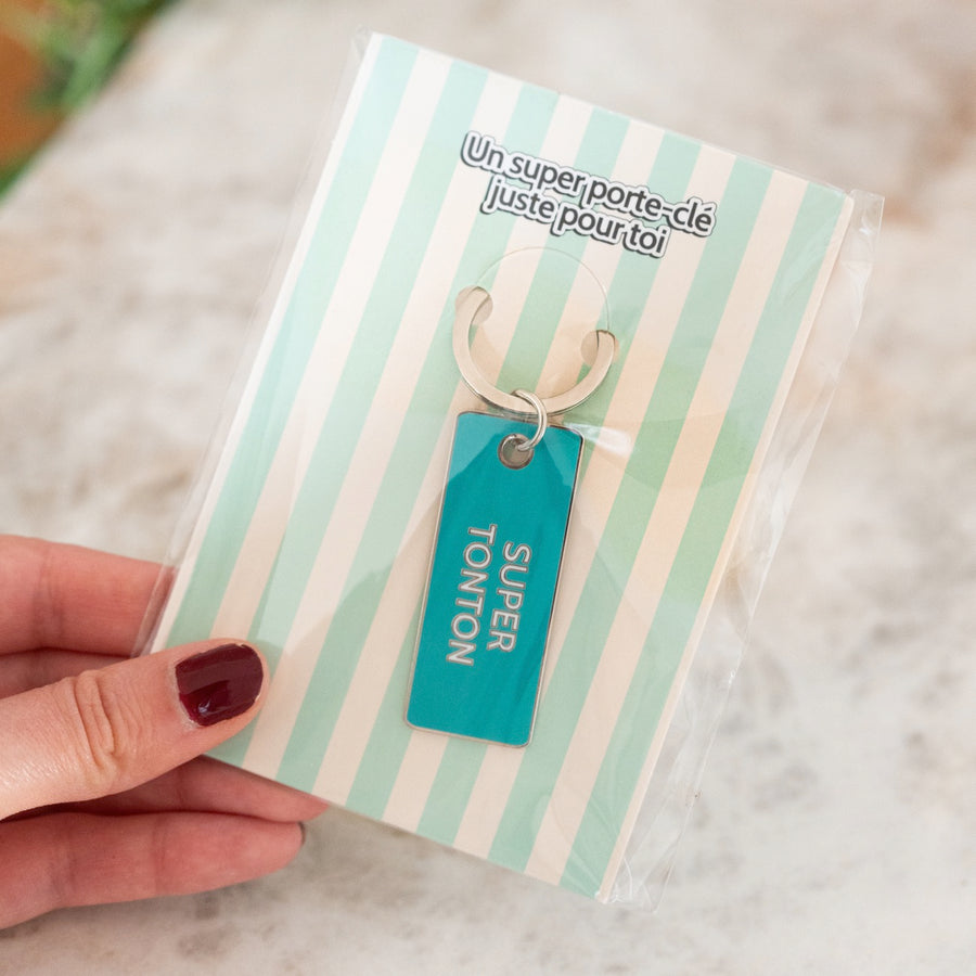 Porte-clé Super Tonton avec un design humoristique et coloré.