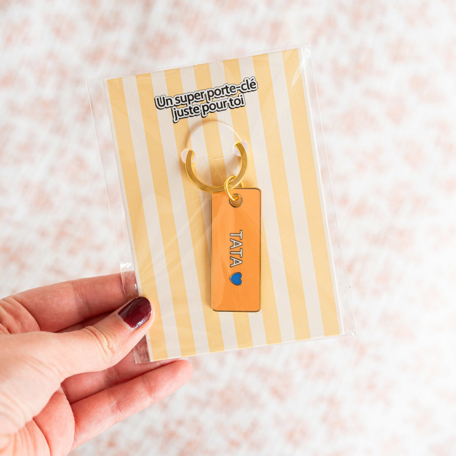 Porte-clé Tata avec un design coloré et un cœur stylisé.